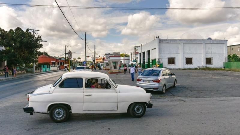 Carros de modelos novos e antigos em Cuba