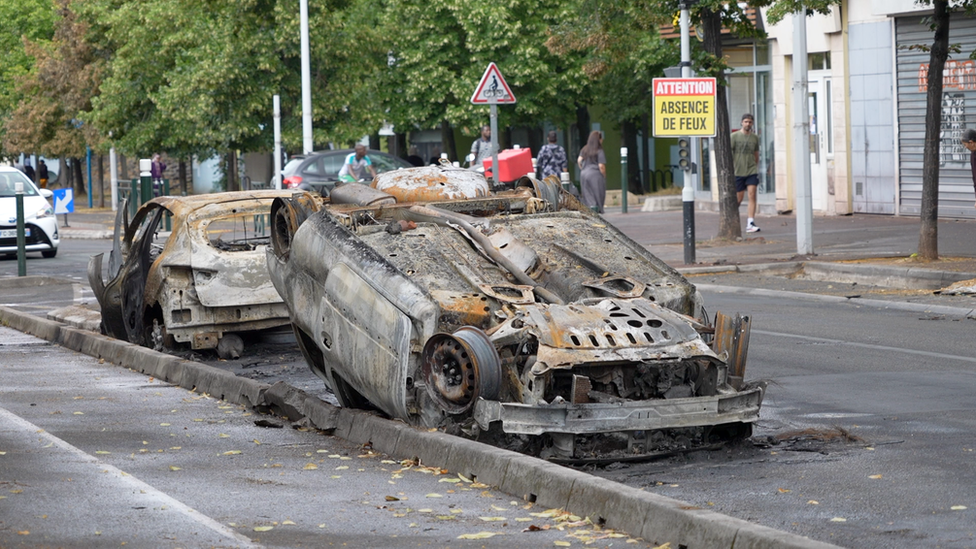 mobil terbakar di jalanan