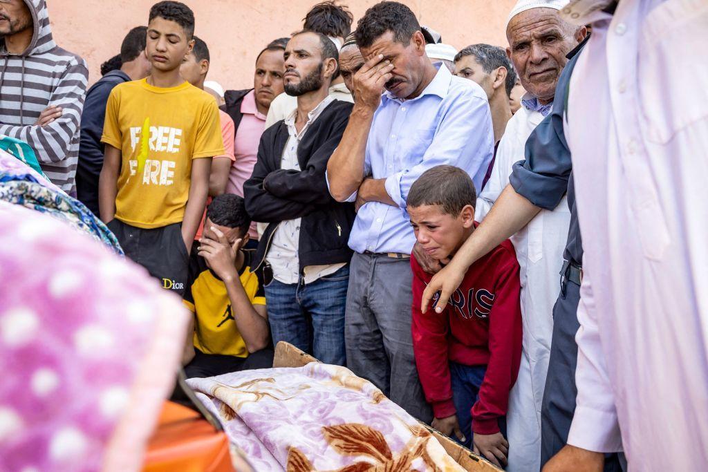 أشخاص يبكون أمام جثة أحد ضحايا زلزال المغرب 2023