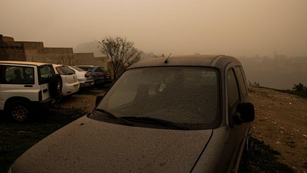 Um carro coberto de poeira após a chuva de sangue na região de Granada em 15 de março de 2022, em Granada, Espanha