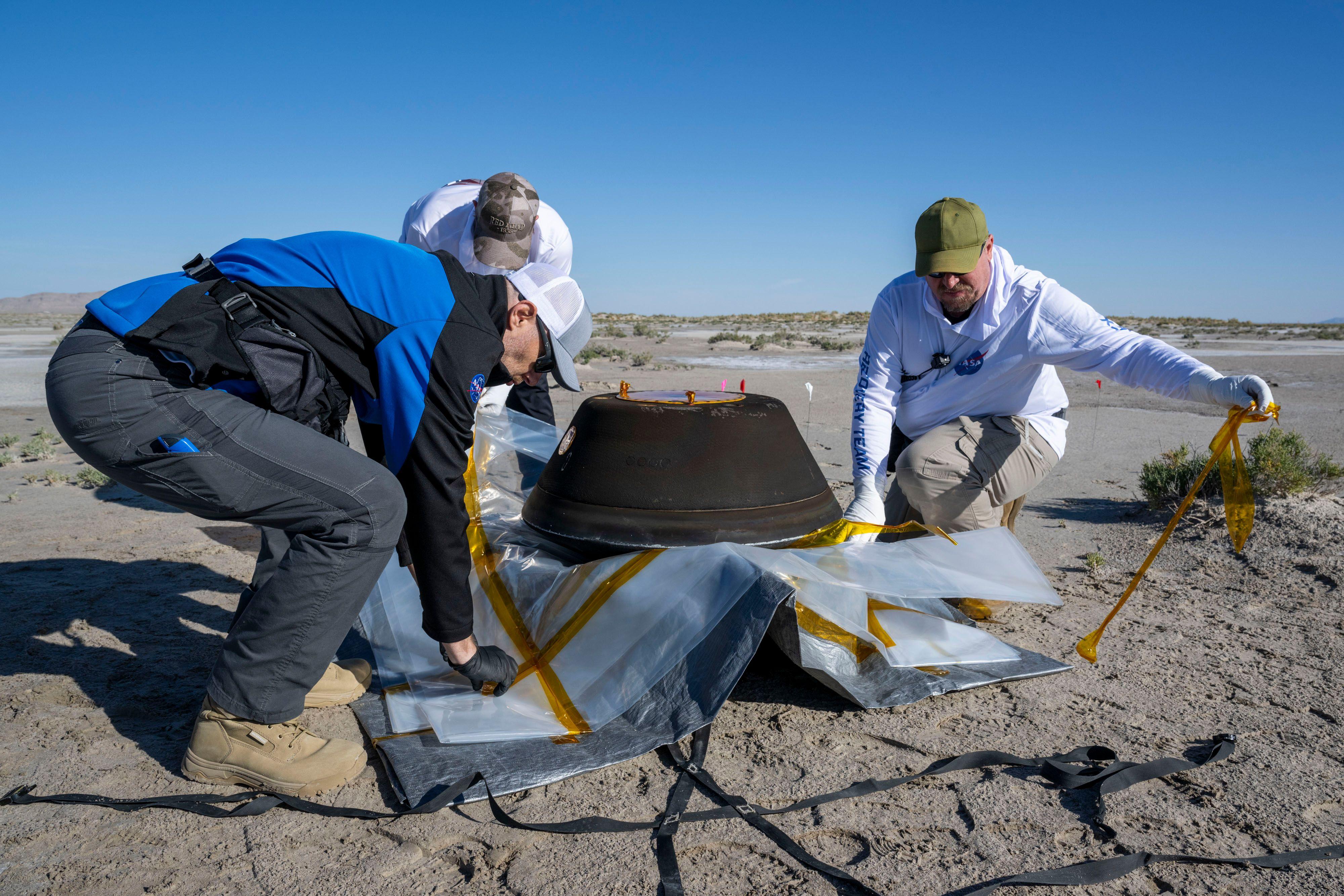 Equipo de la NASA prepara la cápsula de retorno con las muestras de la misión OSIRIS-REx 