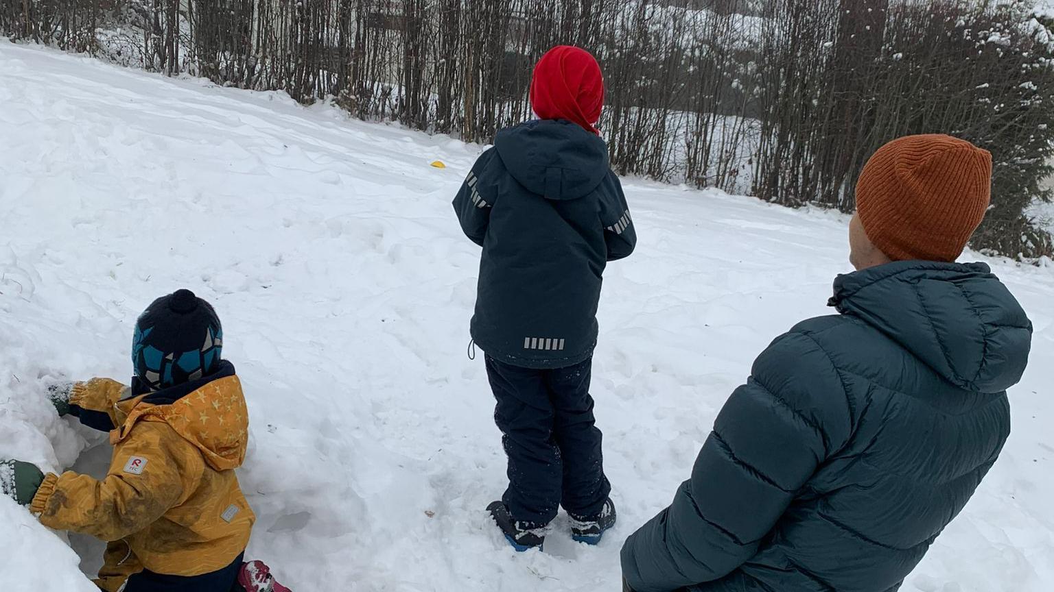 Felipe brincando com dois filhos na neve na Noruega