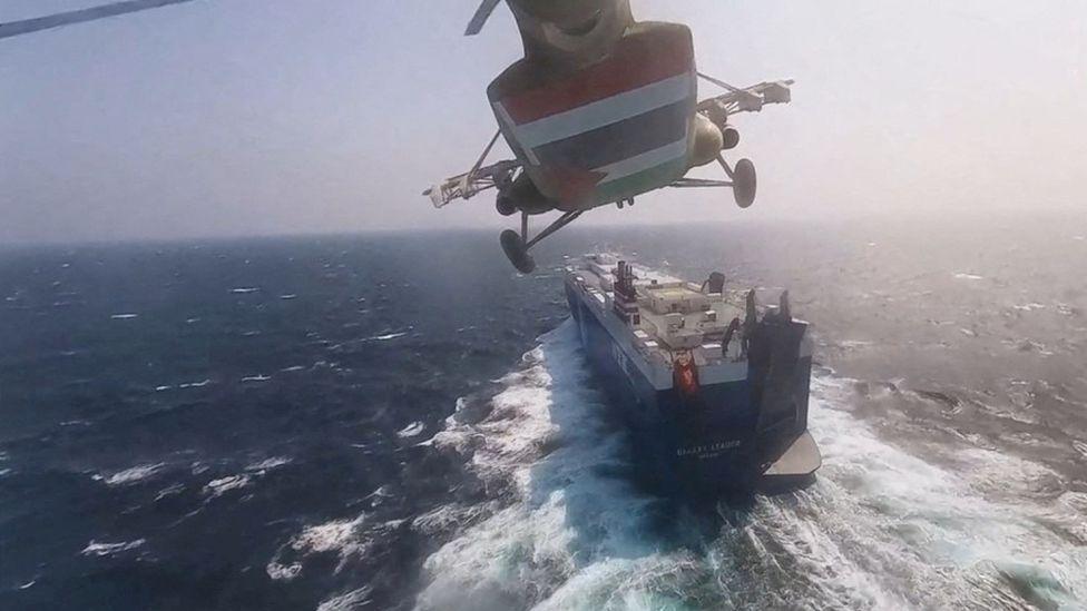 Helikopter militer Houthi terbang di atas sebuah kapal di Laut Merah