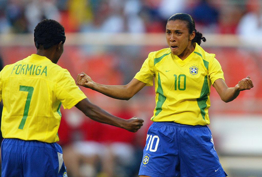 Marta celebrando un gol con Formiga.