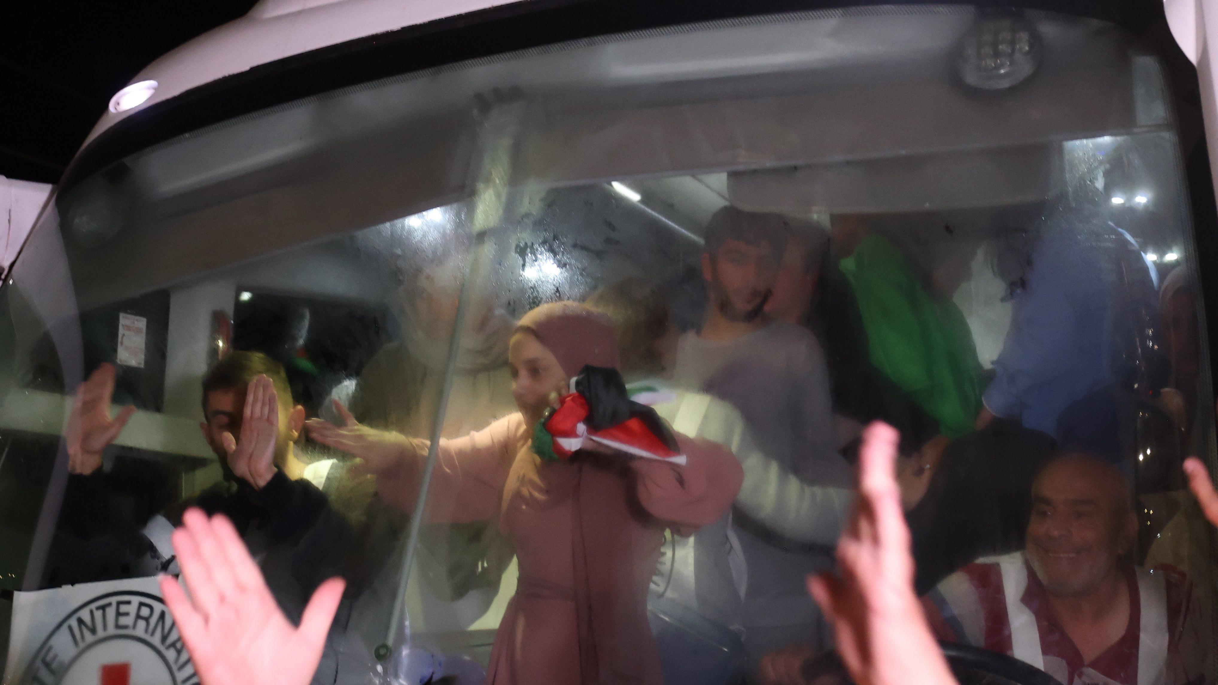 معتقلون فلسطينيون مفرج عنهم خلال الهدنة