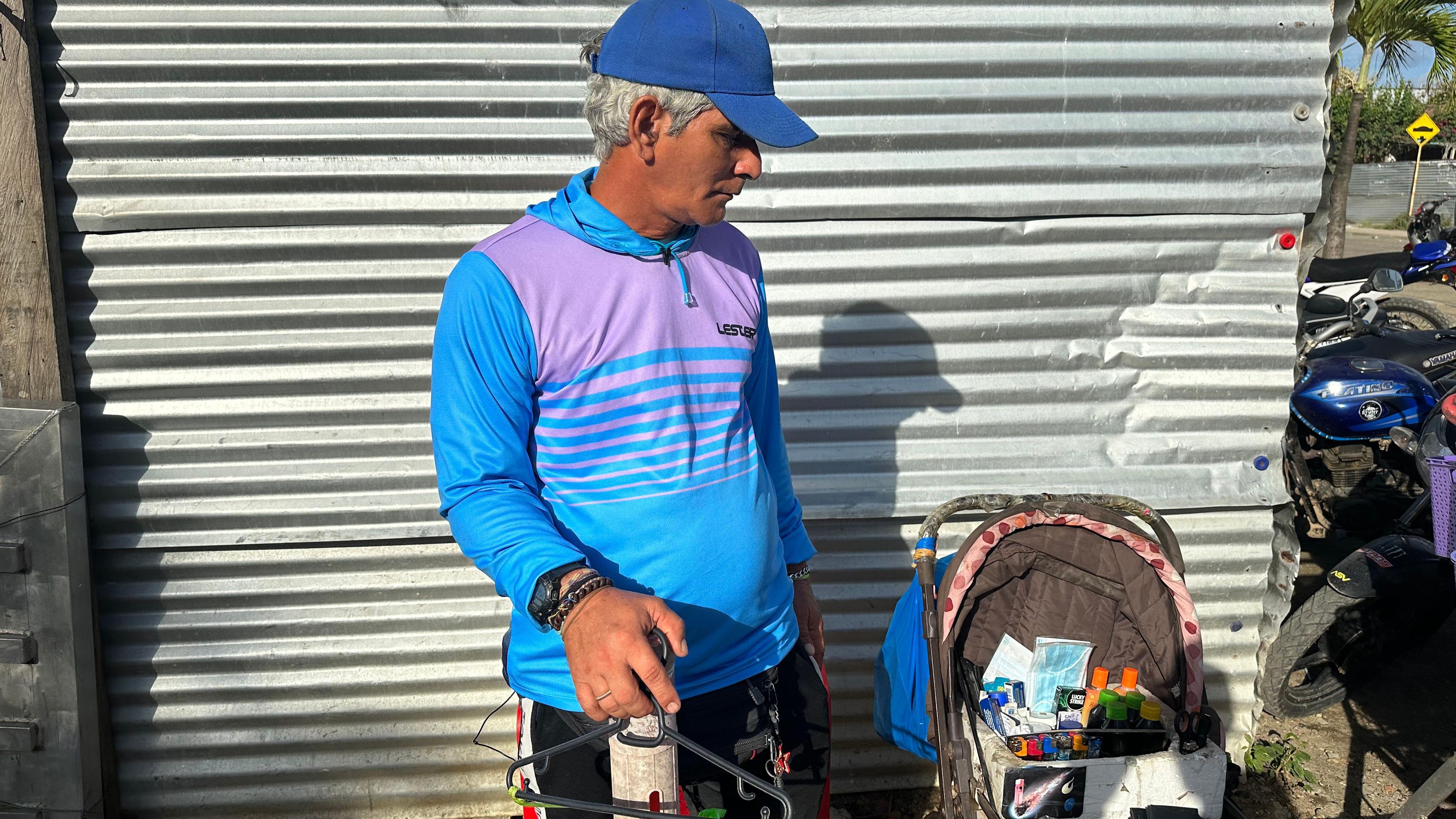 El cubano Léster Vidal vigilando su carrito ambulante. 