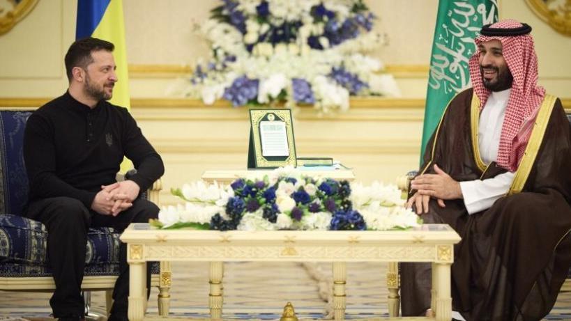 Zelensky en Arabia Saudita con el príncipe Mohammed bin Salman.