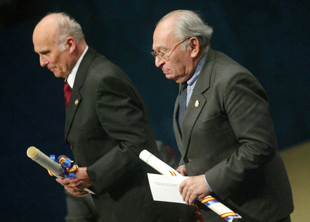 The Polish journalist Ryszard Kapuscinski (left) with Gustavo Gutiérrez Merino receiving the Princess of Asturias Award in 2003. 