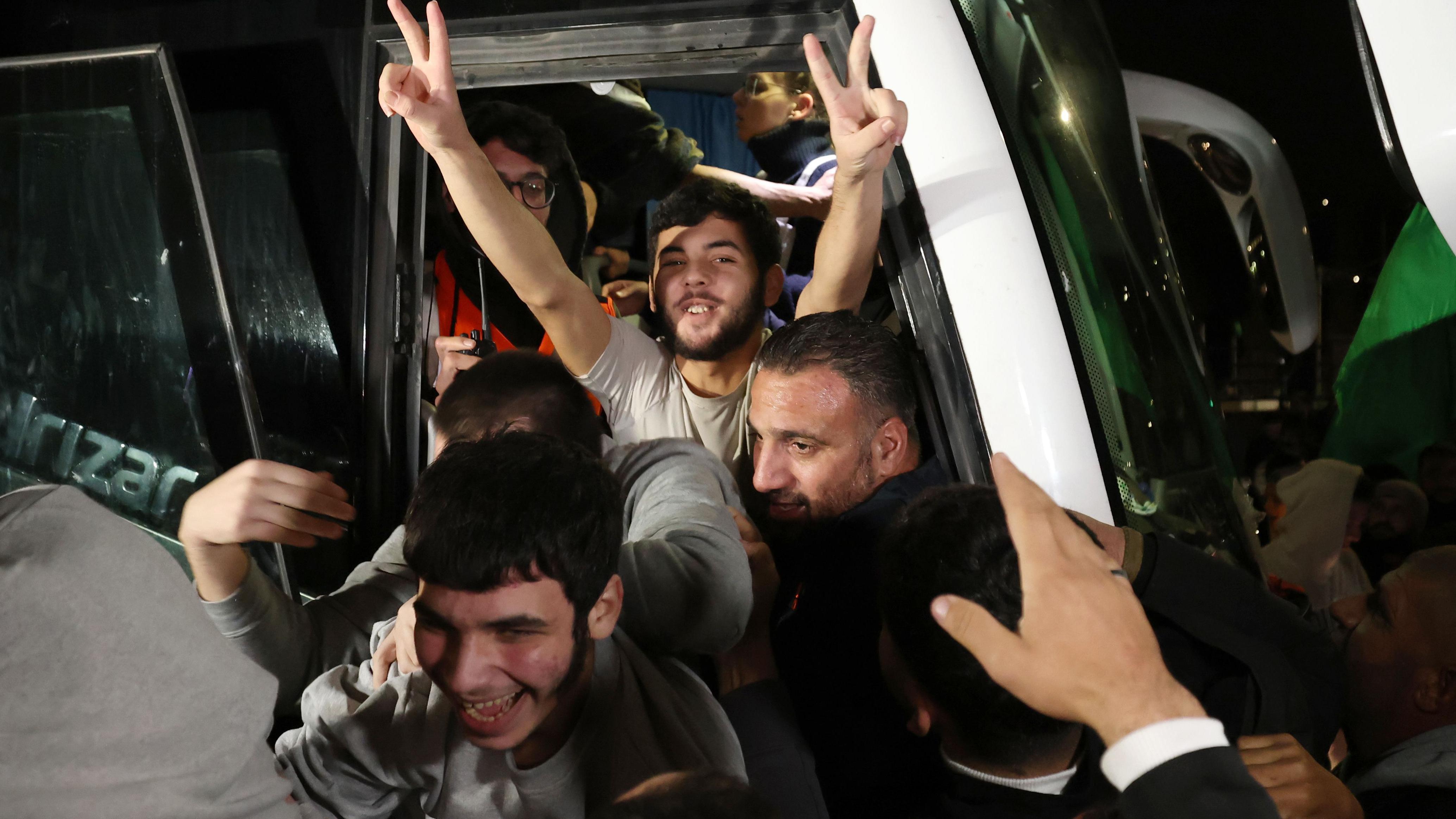 سجناء فلسطينيون مفرج عنهم خلال الهدنة