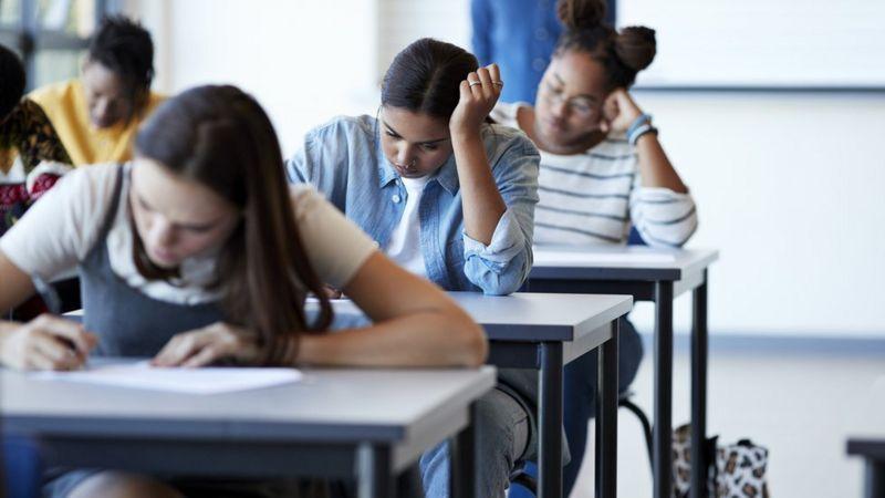 Jovens estudando em sala de aula