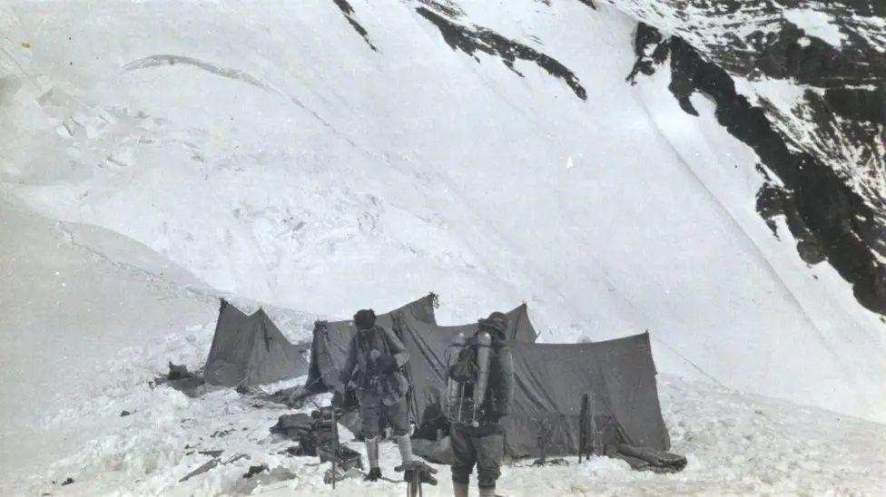 A última foto de Mallory (à esquerda) e Irvine (à direita) no acampamento, antes de partirem para a escalada em 1924.