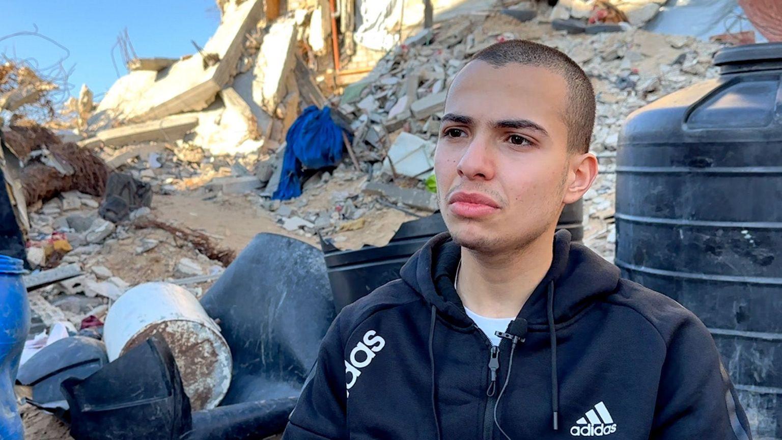 أحمد أبو سيف، السجين في جناح الأحداث بسجن مجدو، يقول إنه تم نزع أظافر قدميه أثناء التحقيق معه