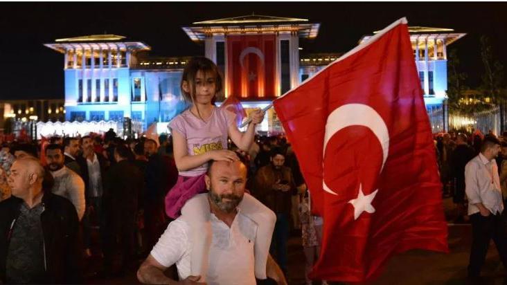 Para pendukung Erdogan berkumpul di depan istana negara dari seluruh penjuru Angkara untuk mendengarkan pidato Erdogan