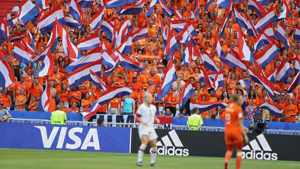 Torcedores na arquibancada durante a partida entre a Holanda e os Estados Unidos na Copa do Mundo de 2019