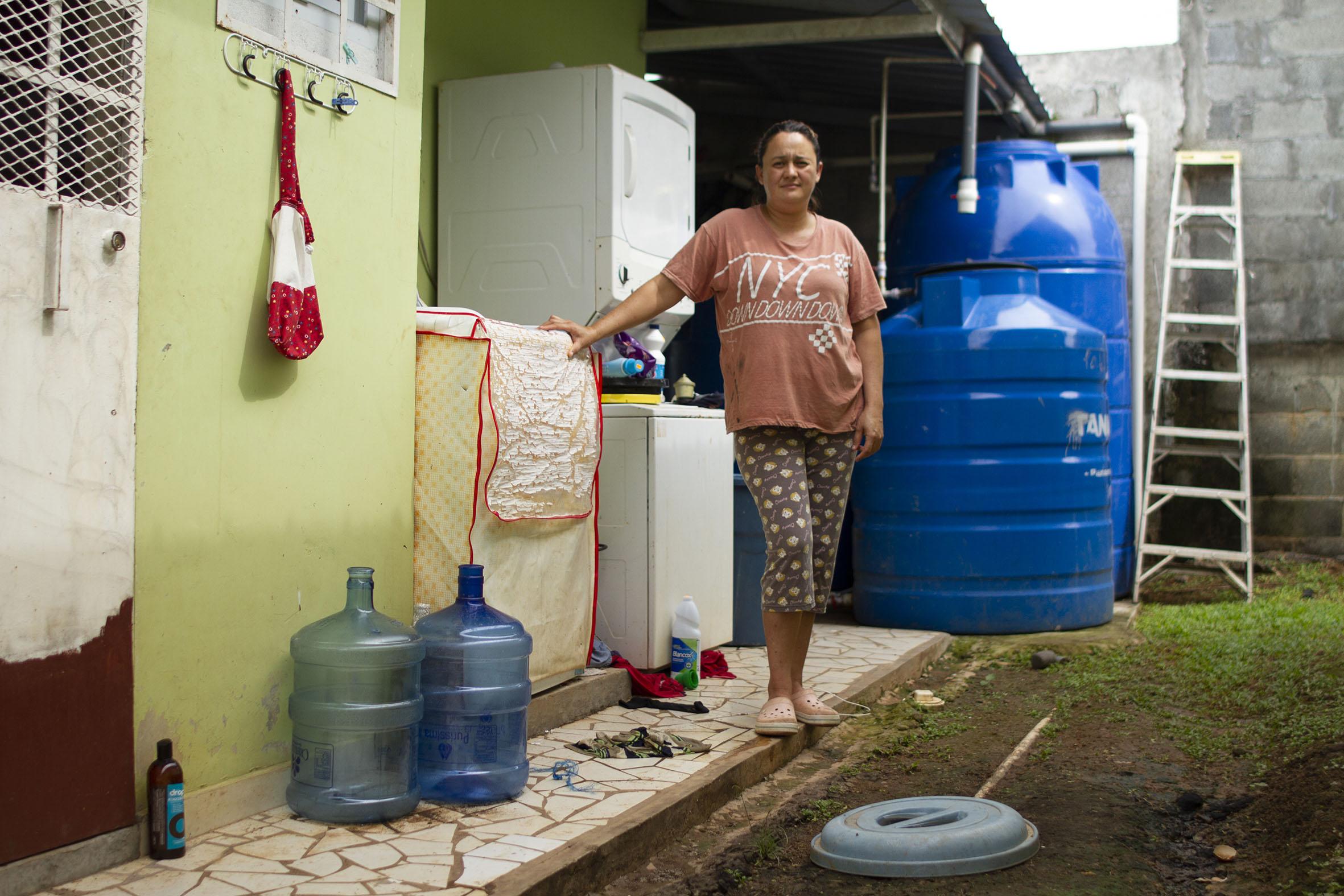 Juleidy Higuera ante sus tanques.