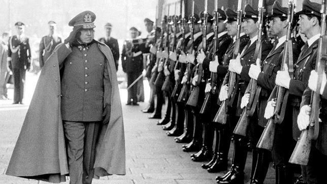 Augusto Pinochet diante de soldados armados