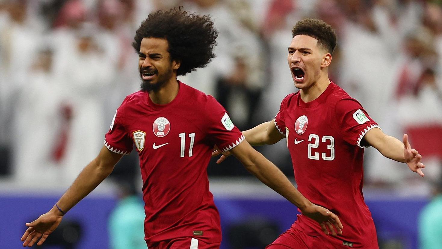 فرحة لاعبي قطر بالتأهل إلى نصف نهائي كأس آسيا.