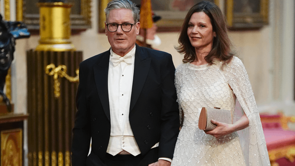 Keir Starmer junto a su esposa Victoria