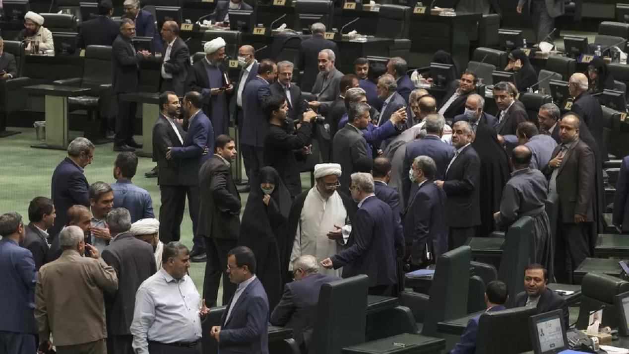 Kantor berita resmi Irna, melaporkan bahwa 227 dari 290 anggota parlemen Iran mengeluarkan pernyataan kepada pengadilan menuntut 