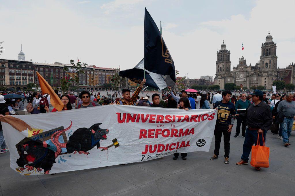 Estudiantes se manifiestan a favor de la Reforma Judicial