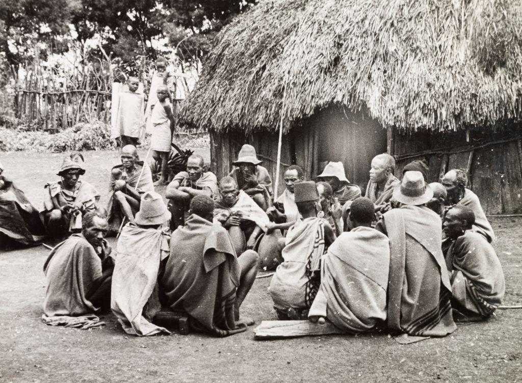 Anciãos reunidos em círculo em vilarejo africano