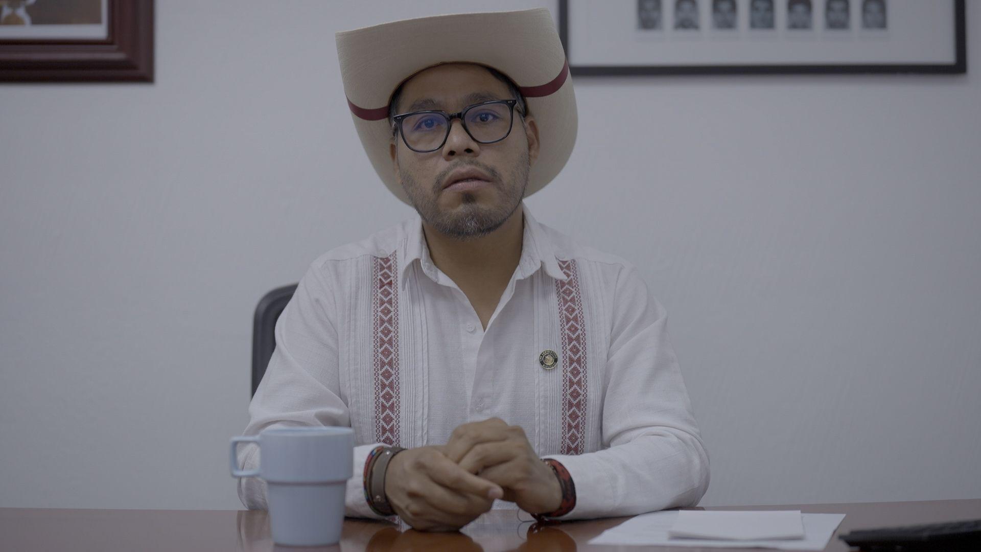 Manuel Vázquez Arellano  con sombrero, uno de los sobrevivientes de Ayotzinapa. 