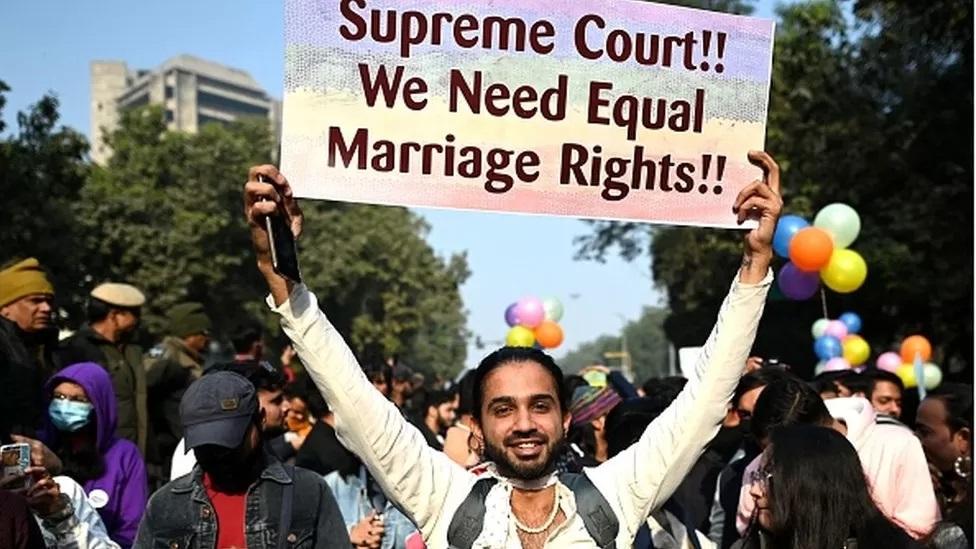 رجل يحمل لافتة كتب عليها: "المحكمة العليا! نريد مساواة في حقوق الزواج !!
