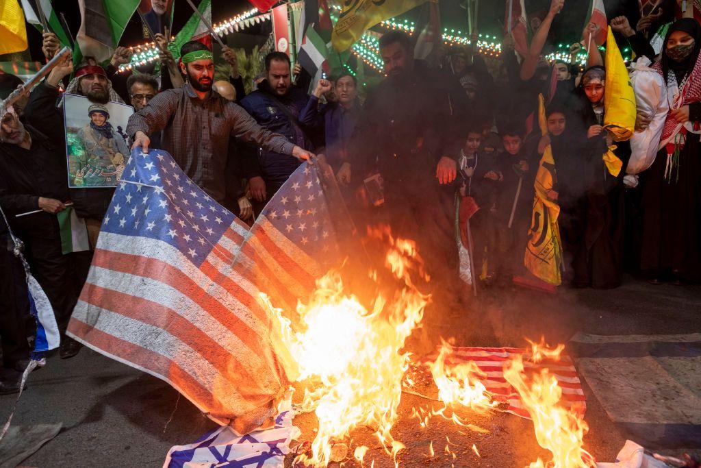 Manifestantes queman banderas de EE.UU. e Israel en Teherán.