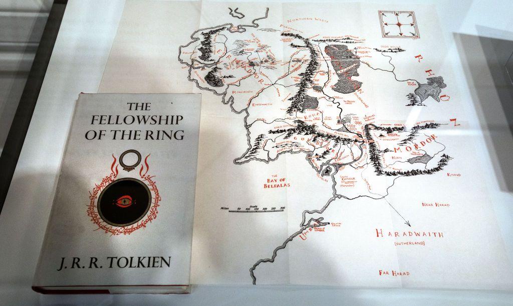 Mapa de Tierra Media y libro de Tolkien