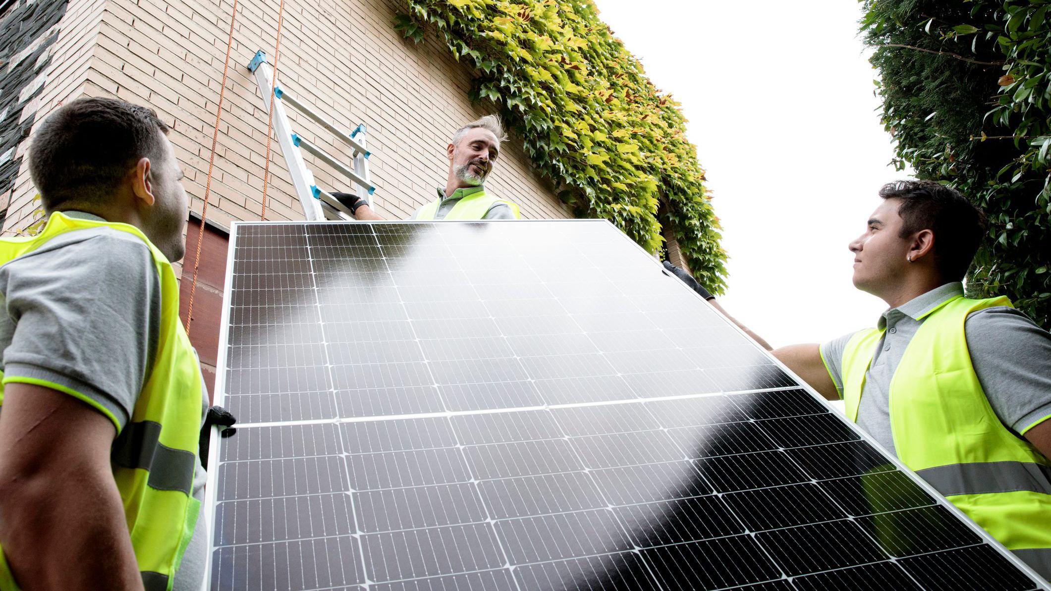 Trabajadores de la construcción instalando paneles solares.