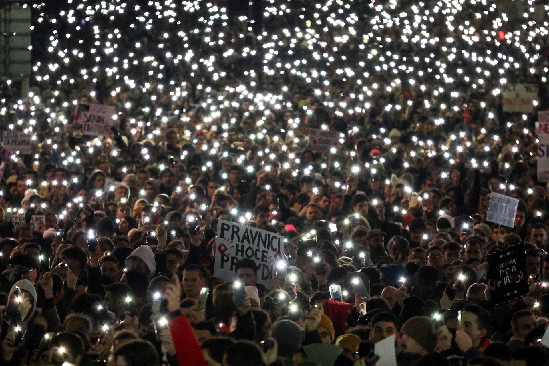 Hiljade svetala obasjalo je trg Slavija