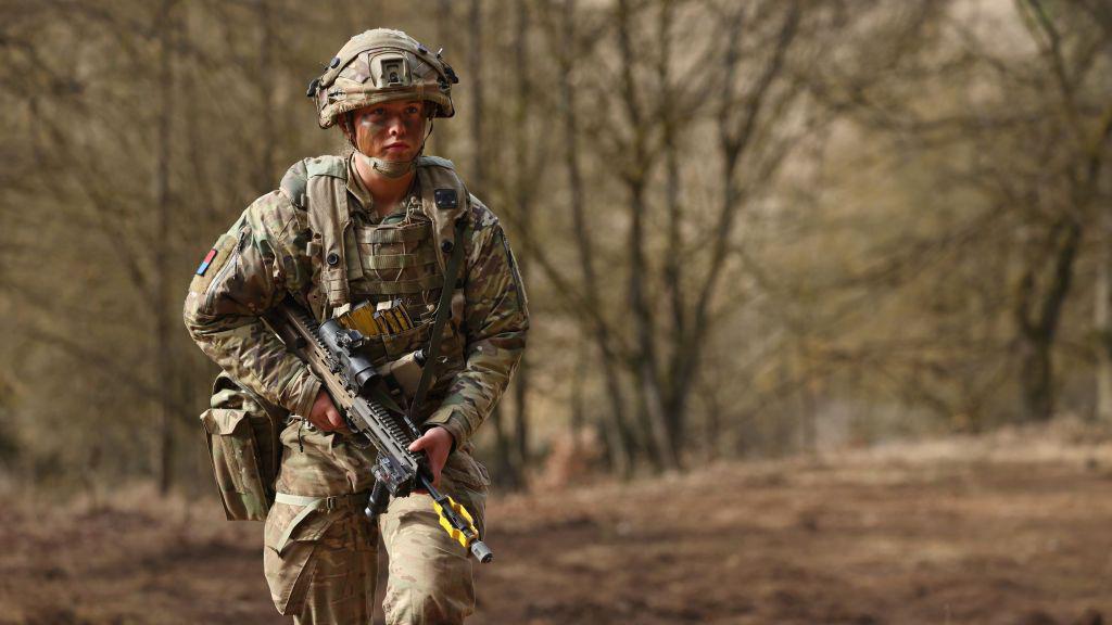 Una soldada británica en un ejercicio militar en la OTAN.