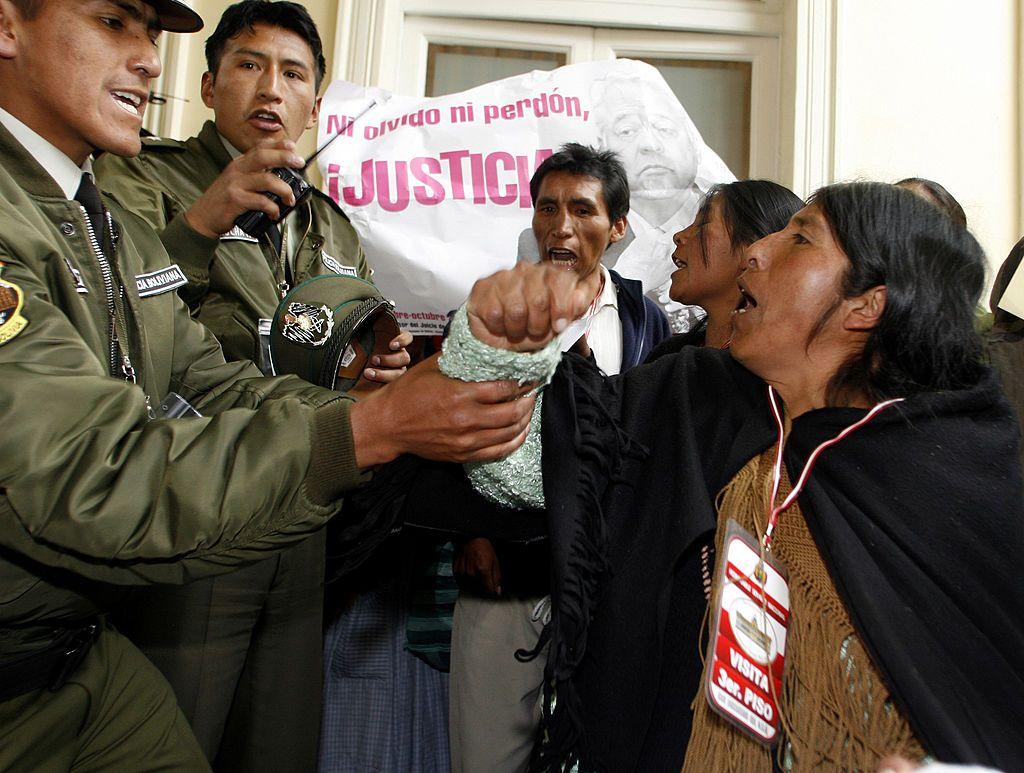 Una manifestante confronta a policías en Bolivia