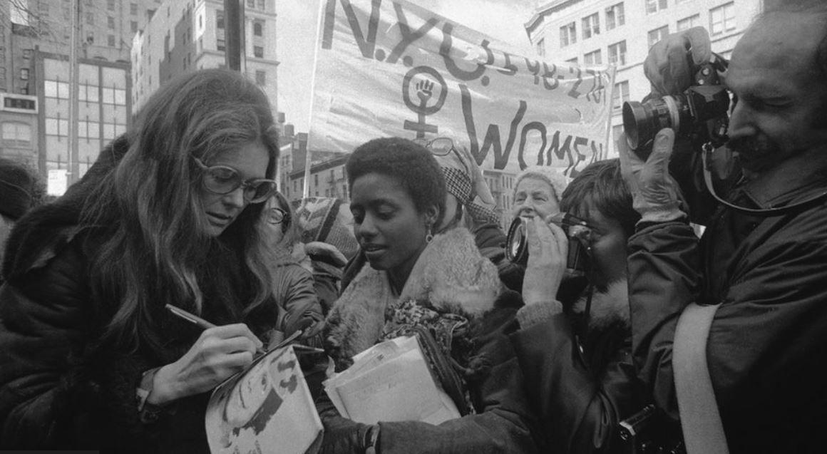 Gloria Steinem firma autógrafos en una marcha
