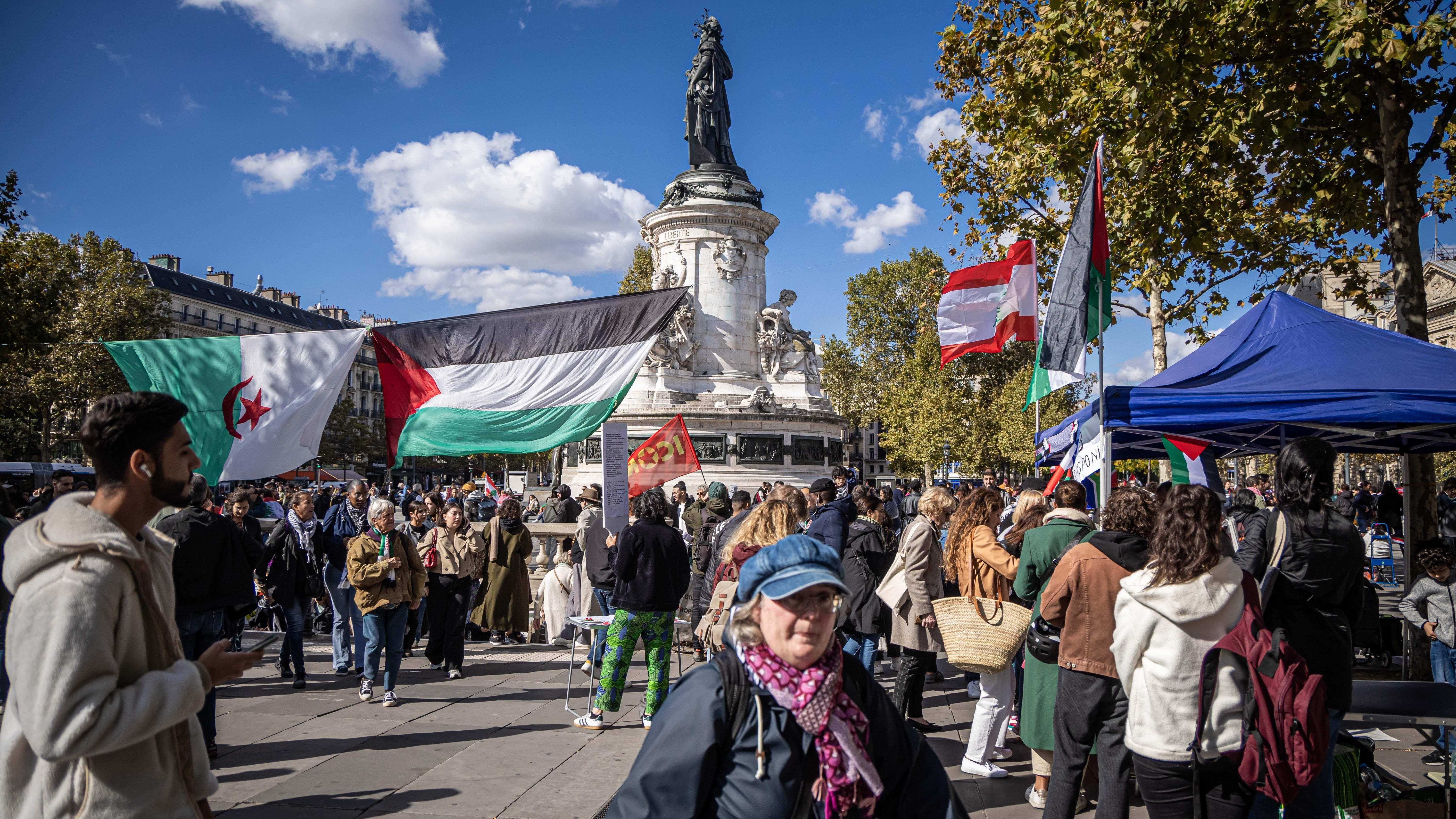 متظاهرون يتظاهرون دعماً للشعبين الفلسطيني واللبناني في باريس. 7 أكتوبر/تشرين أول 2024