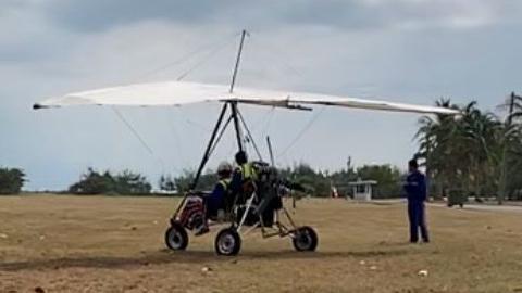 Ismael aterrizando en el aeropuerto de Cayo Hueso, Florida