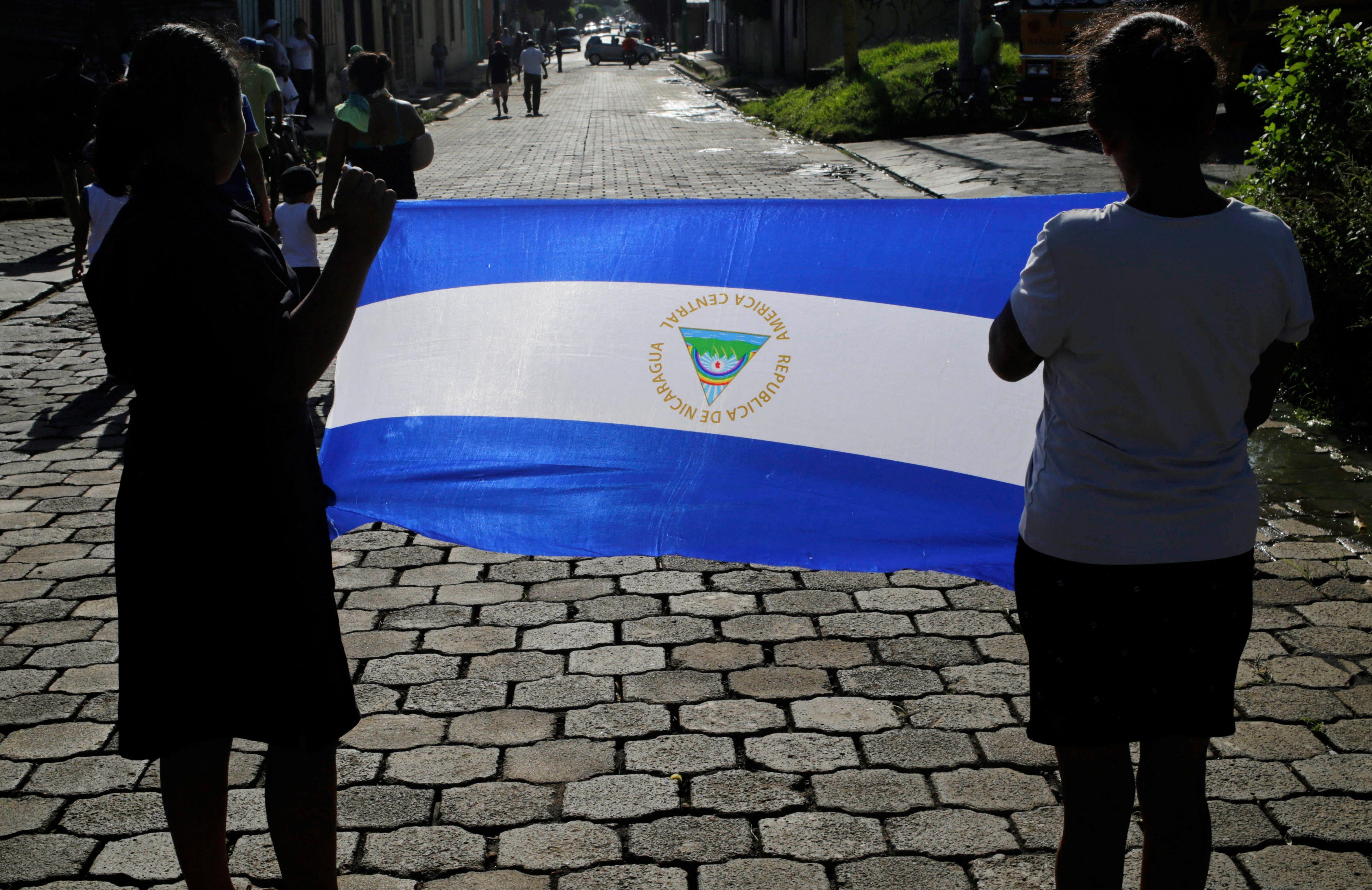 Dos mujeres con la bandera de Nicaragua