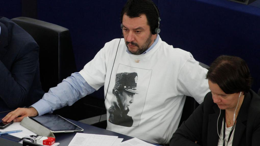 Salvini Rus lider Putin'e hayranlığını, üzerinde Putin resmi olan tişörtleriyle gösteriyordu. 