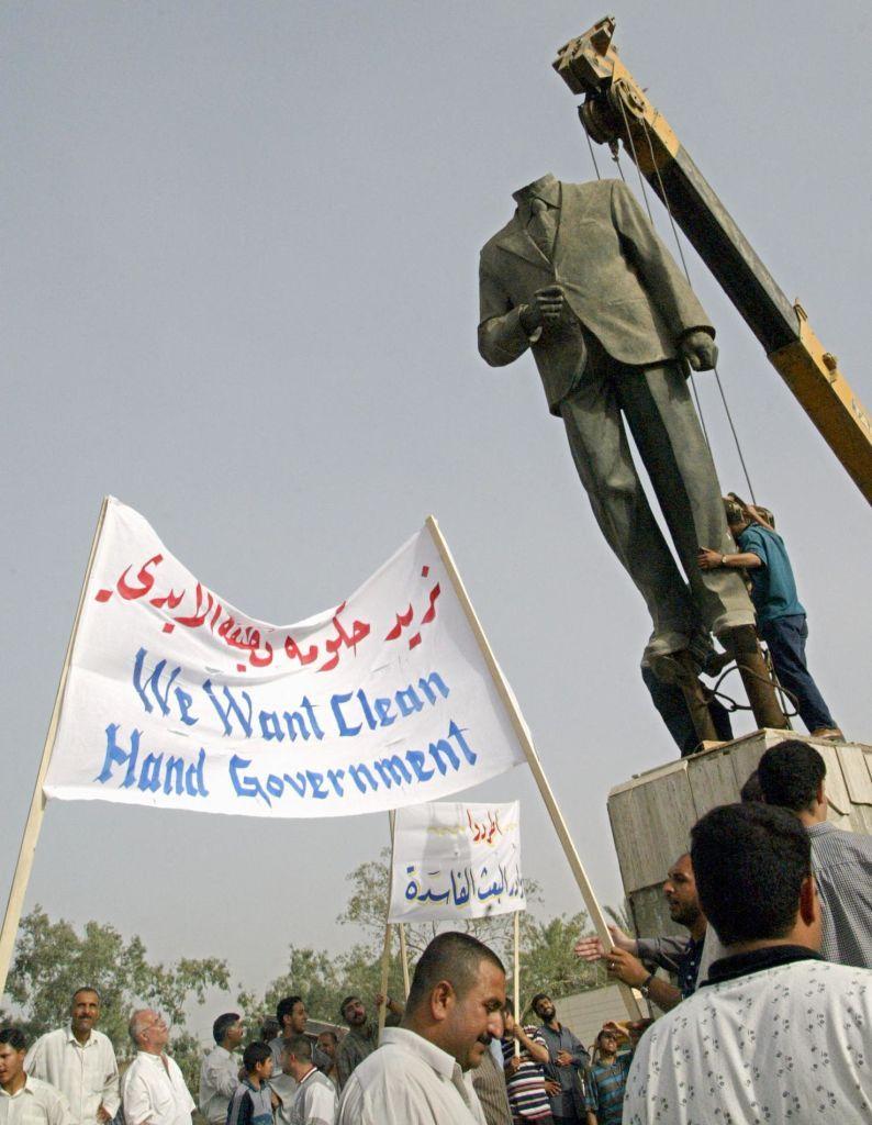 La estatua de Saddam Hussein siendo derribada en 2003