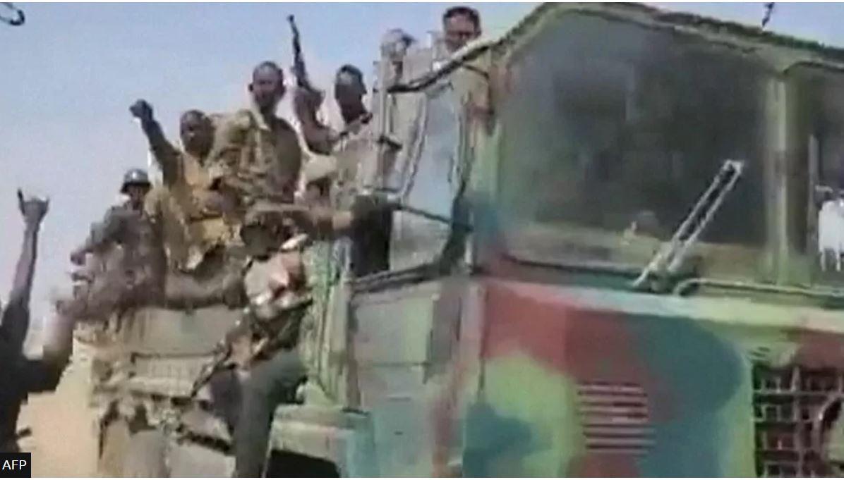 جنود على متن شاحنات في أم درمان