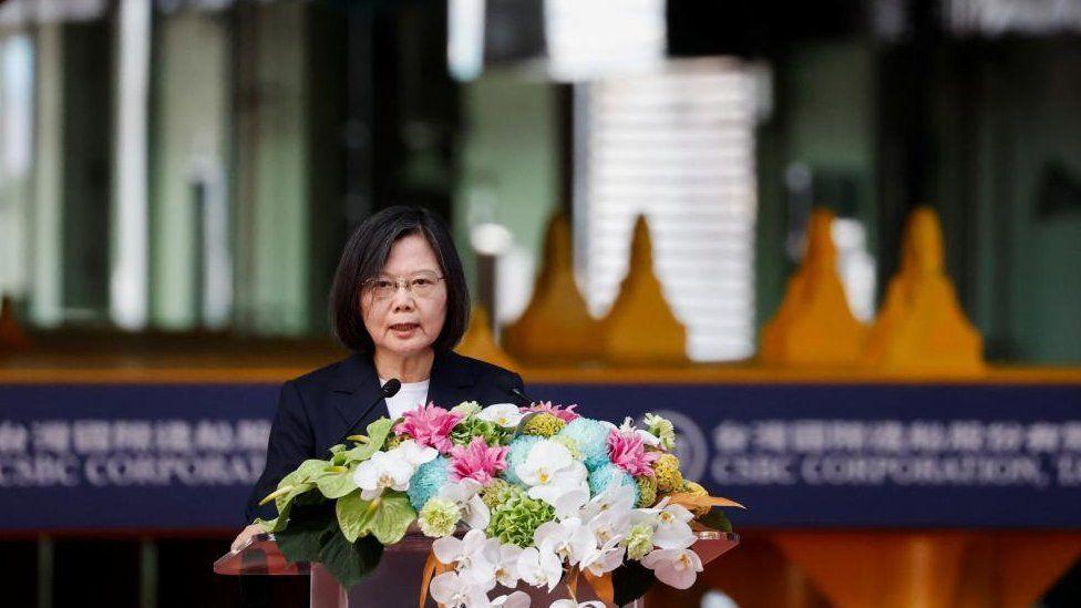 La presidenta Tsai de Taiwán durante la ceremonia de lanzamiento del submarino Haikun