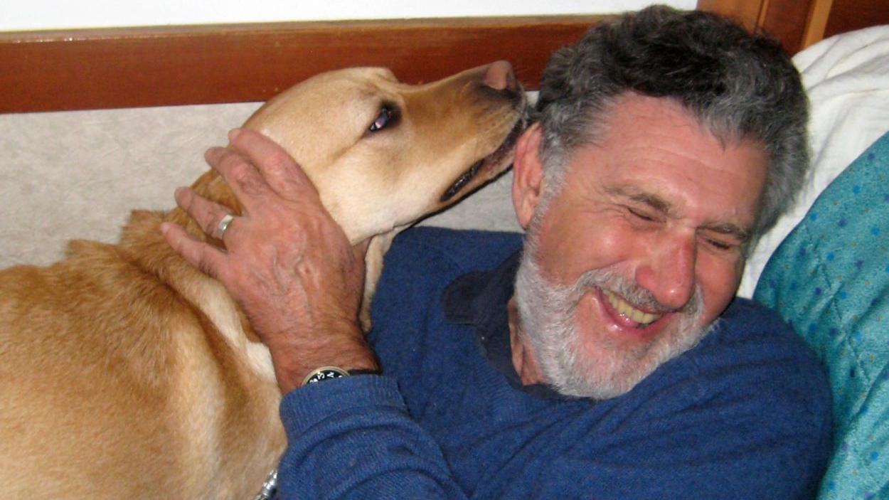 Elliot Aronson com seu cachorro em 2011