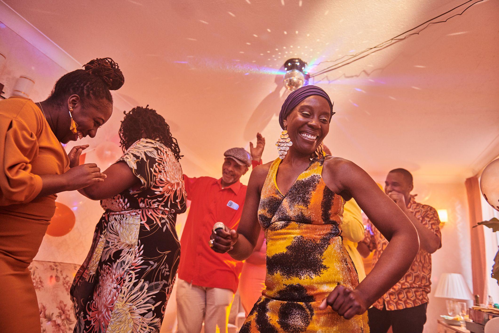 Familia bailando durante una celebración. 