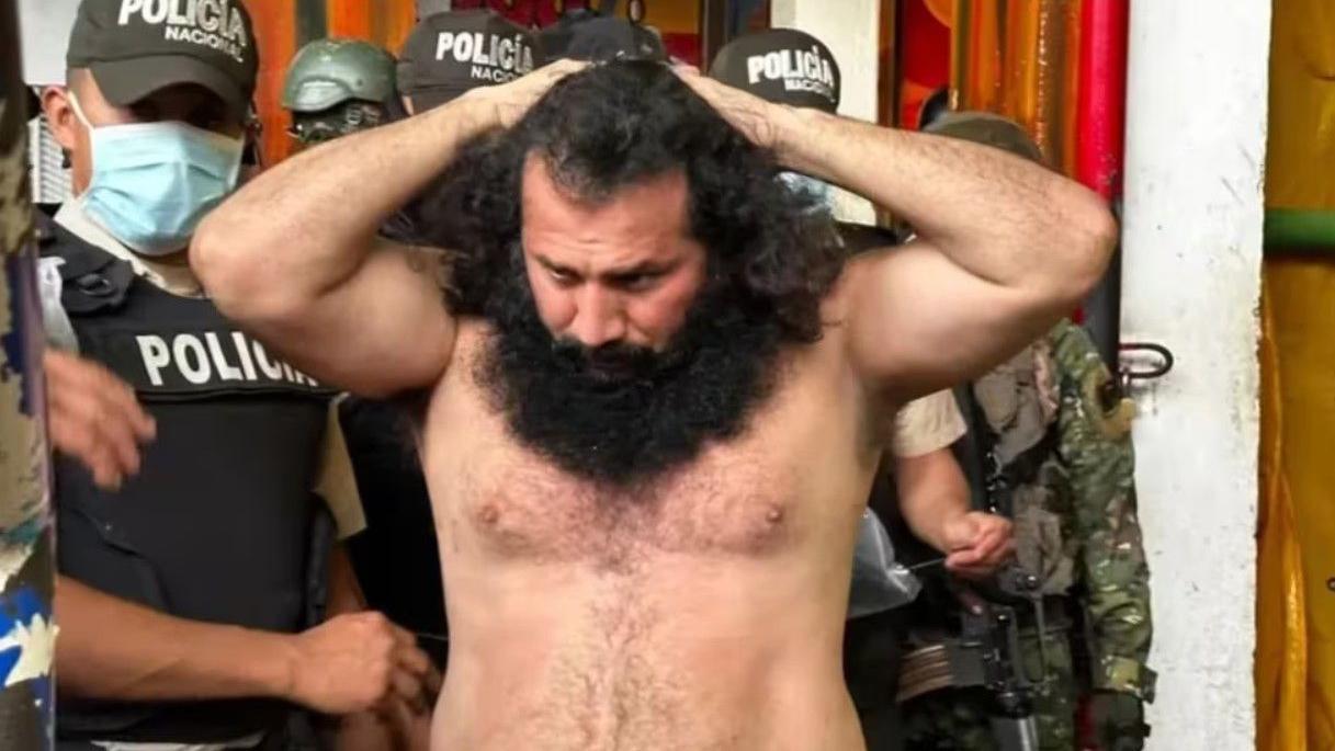 Fito con los brazos en alto sin camisa y con una barba larga