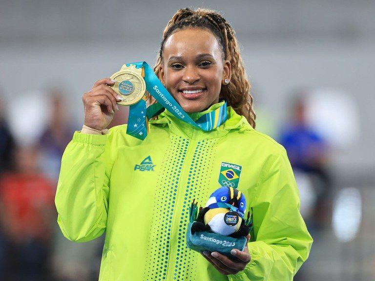 Rebeca Andrade com medalha na mão