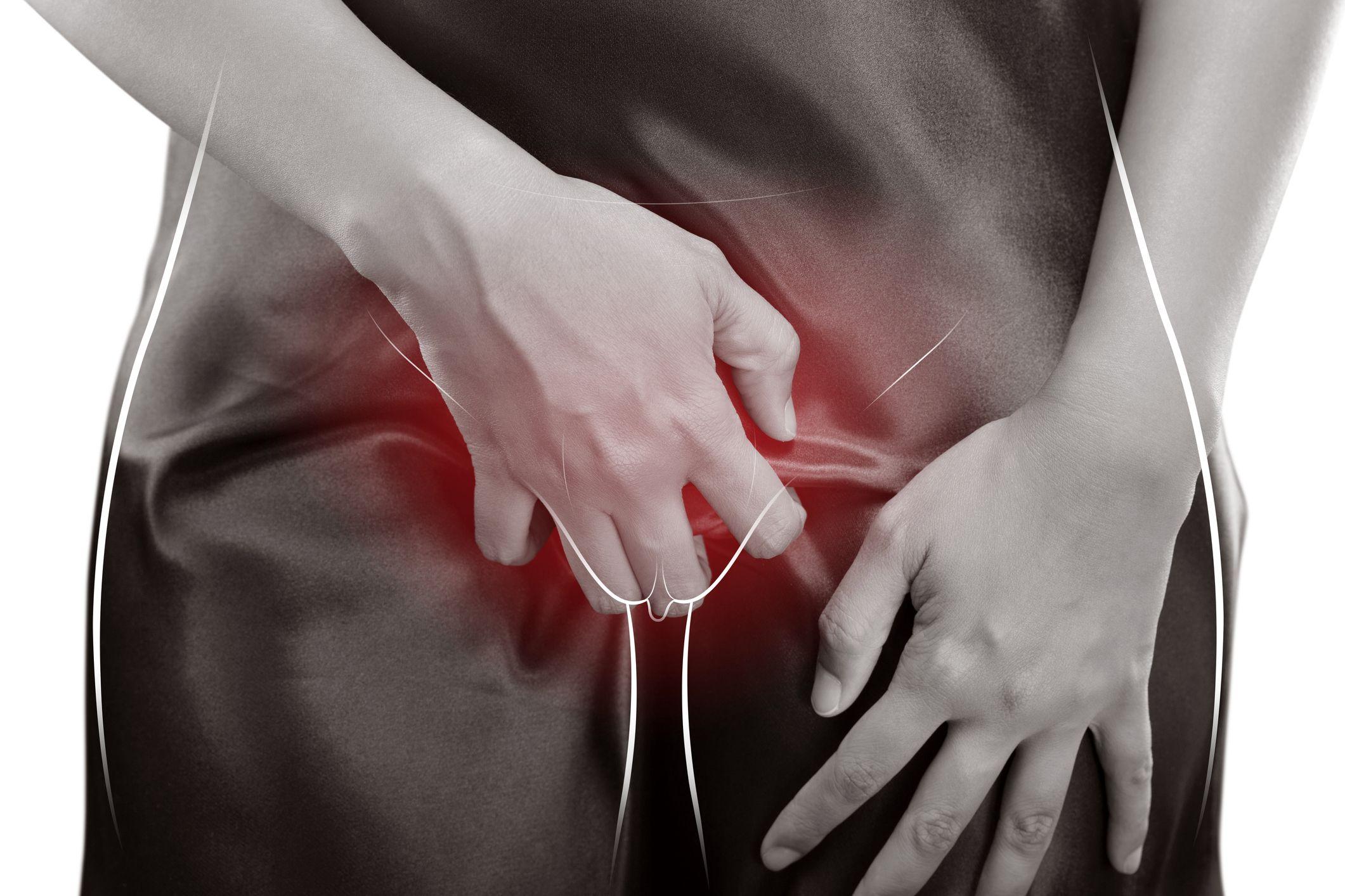 امرأة تضع يدها على منطقة الرحم، مع إشارة حمراء تظهر مكان الألم