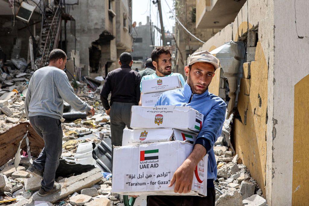 Hombre con un paquete de ayuda humanitaria