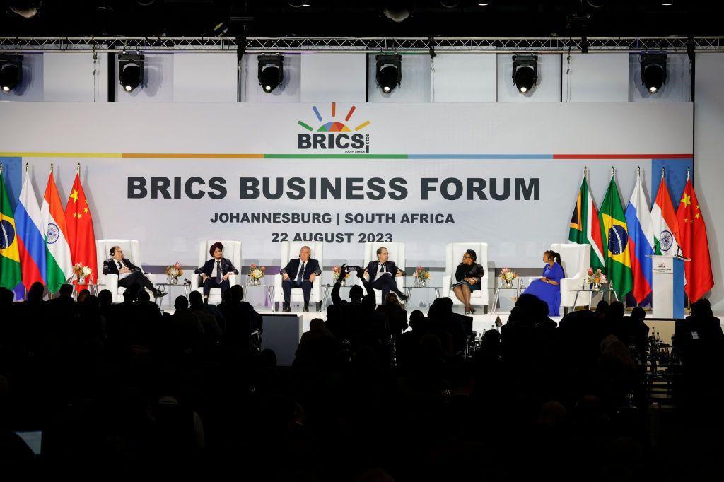 Panel de discusión en el Foro Empresarial de los BRICS 2023 en Sandton el 22 de agosto de 2023. 