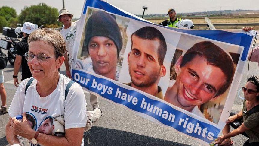 Activistas israelíes instan a la liberación de Avera Mengistu y a la entrega de los cuerpos de los soldados Oron Shaul (centro) y Hadar Goldin (derecha).