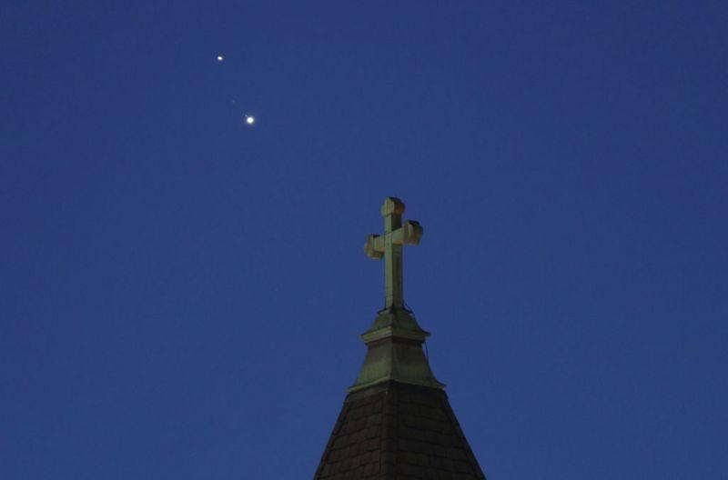 Júpiter e Saturno vistos de Jersey City, em Nova Jersey